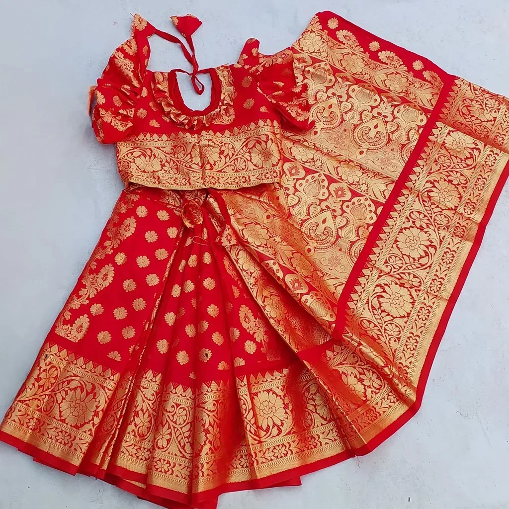 বাচ্চাদের লাল লতা কাতান রেডি শাড়ি